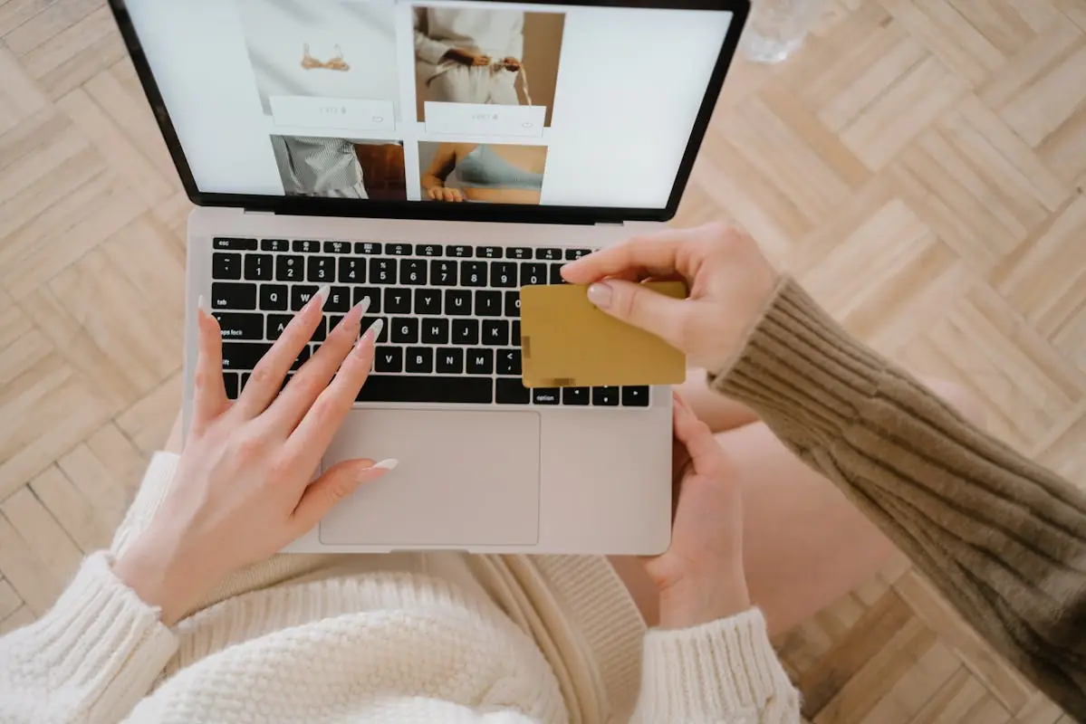 Osoba kupuje proizvode online