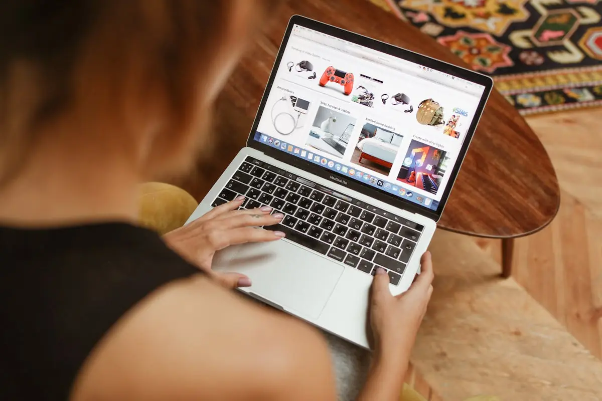 Osoba koristi laptop za online kupovinu