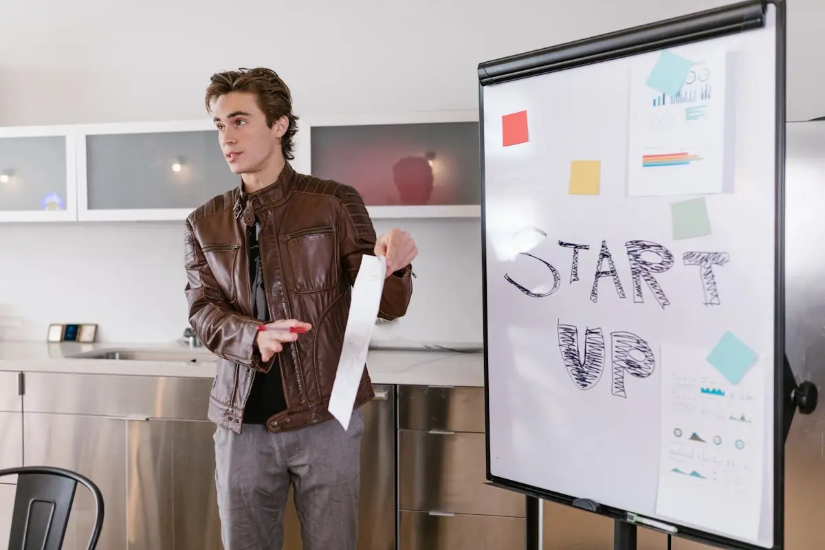 Poslovna žena sa marketing planom